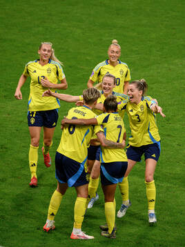 Lina Hurtig of Sweden celebrates the 6-1 goal with Madelen
