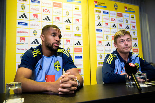 Isak Hien and head coach Jon Dahl Tomasson of the Swedish