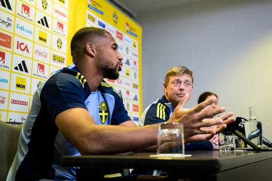 Isak Hien and head coach Jon Dahl Tomasson of the Swedish