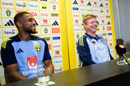 Isak Hien and head coach Jon Dahl Tomasson of the Swedish