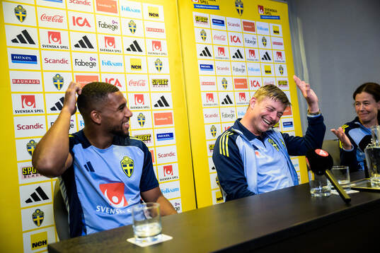 Isak Hien, head coach Jon Dahl Tomasson and press officer
