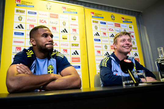 Isak Hien and head coach Jon Dahl Tomasson of the Swedish