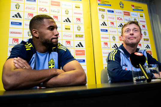 Isak Hien and head coach Jon Dahl Tomasson of the Swedish