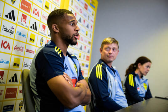 Isak Hien and head coach Jon Dahl Tomasson of the Swedish