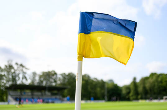 Hörnflagga i Sveriges färger på Harlyckans IP