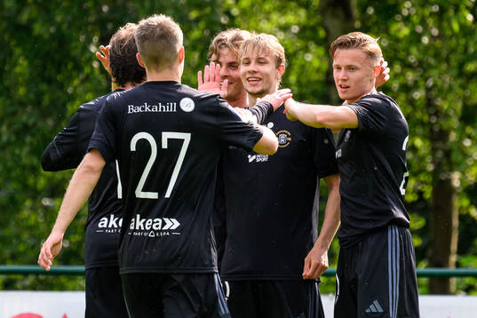 Ängelholms Tim Amilon Persson jublar med lagkamrater