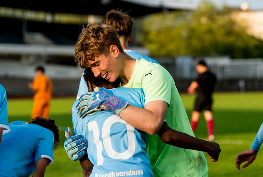 Malmö FFs Sakariya Osman och Isak Nordén jublar