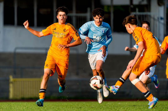 Real Madrids Hector Montero Rodriguez och Malmö FFs Leart