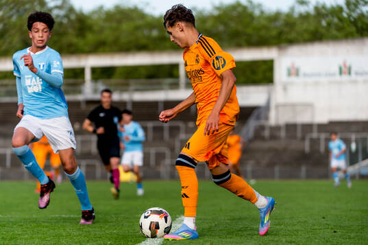 Real Madrids Alvaro Vega Garcia och Malmö FFs Leon Da Silva