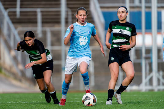Malmö FFs Tove Schlyter och Sporting CPs Constanca Coelho