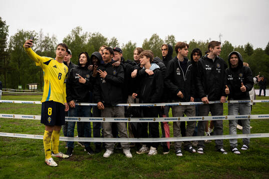 Sveriges Kenan Busuladzic med svenska supportar