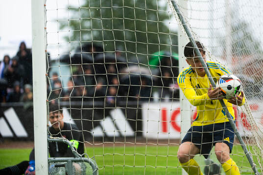Sveriges Pontus Eriksson gör 1-1 målet