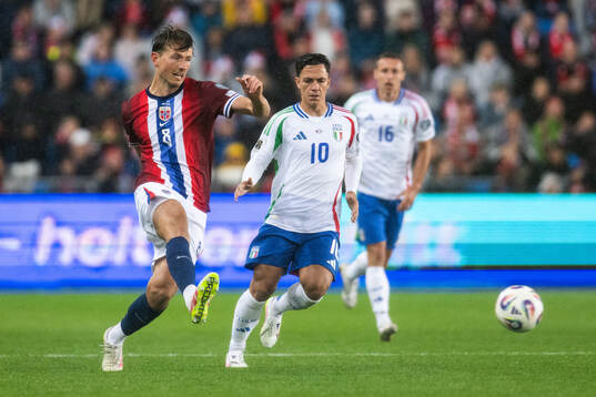 Sander Berge of Norway and Giacomo Raspadori of Italy