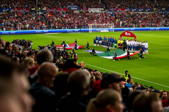 The teams line up