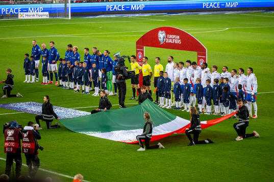 The teams line up