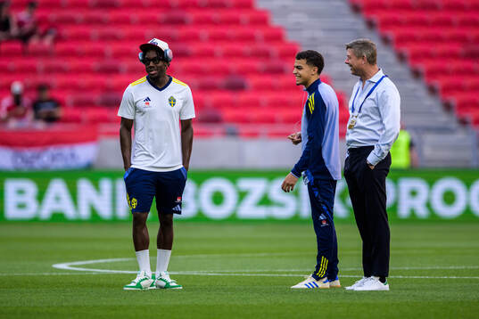 Anthony Elanga, Yasin Ayari and head coach Jon Dahl