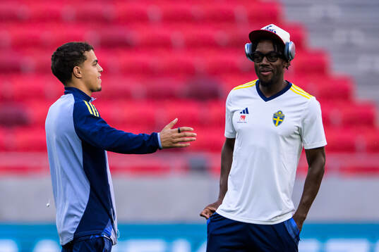 Yasin Ayari and Anthony Elanga of Sweden