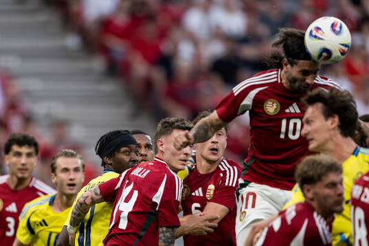 Anthony Elanga of Sweden and Dominik Szoboszlai of Hungary