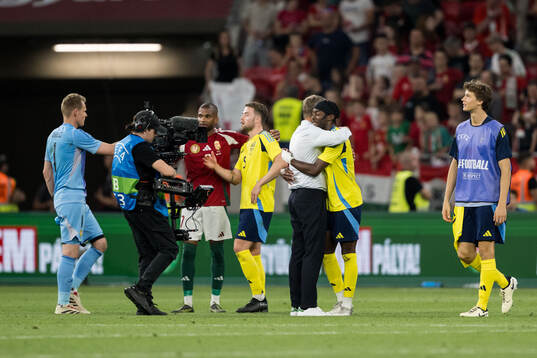 Head coach Jon Dahl Tomasson and Anthony Elanga of Sweden