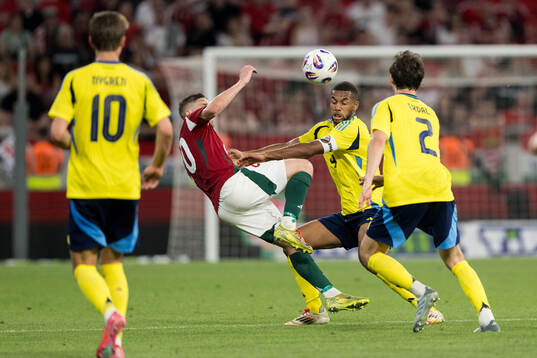 Roland Sallai of Hungary and Isak Hien of Sweden
