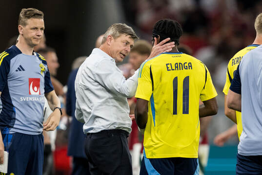 Head coach Jon Dahl Tomasson and Anthony Elanga of Sweden