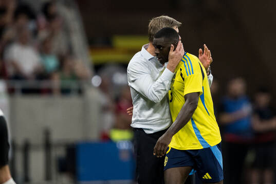 Head coach Jon Dahl Tomasson and Ken Sema of Sweden