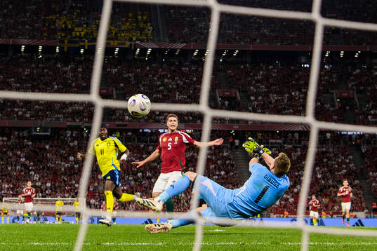 Anthony Elanga of Sweden in action against Gábor Szalai