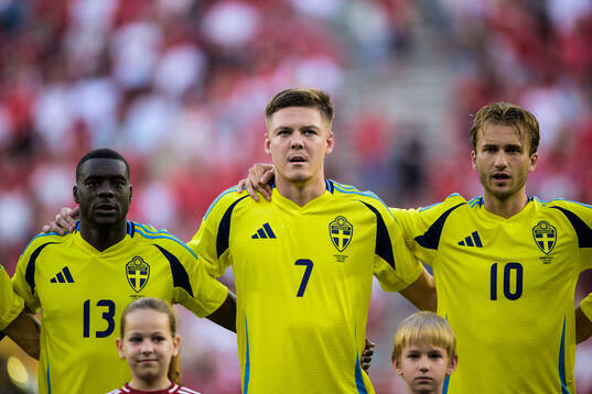 Ken Sema, Emil Holm and Benjamin Nygren of Sweden singing