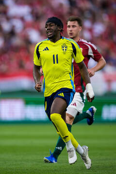 Anthony Elanga of Sweden looks dejected