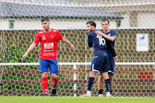 Tvååkers Liam Munther jublar med Mohanad Saeed