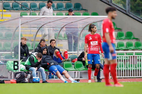 Varbergs sportchef Daniel Silva deppar på bänken