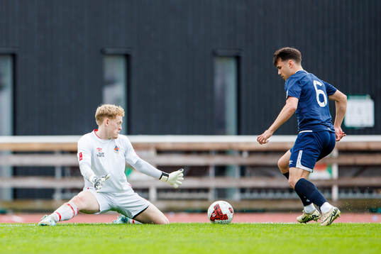 Varbergs målvakt Jacob Rohlin och Tvååkers Melvin