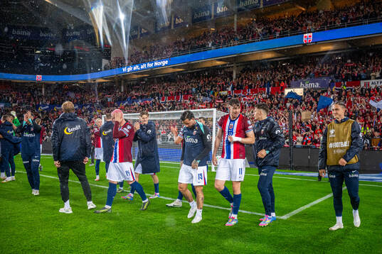 Jørgen Strand Larsen and players of Norway
