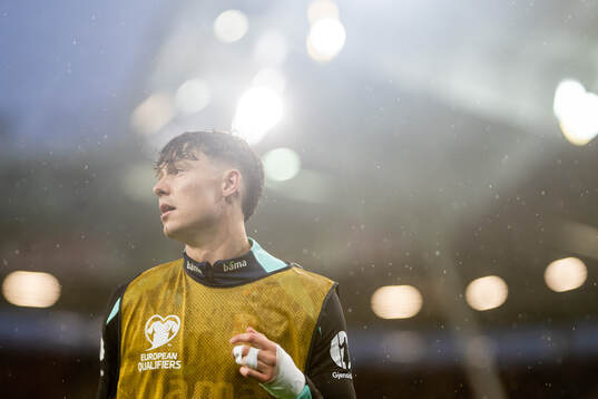 Jørgen Strand Larsen of Norway warms up
