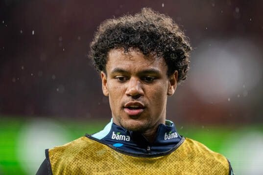 Oscar Bobb of Norway warms up