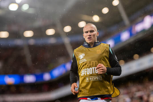 Leo Østigård of Norway warms up
