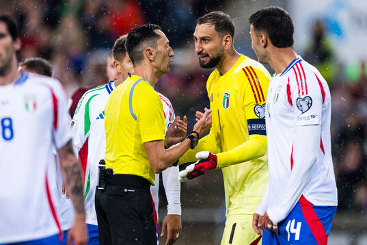 José María Sánchez, referee, and goalkeeper Gianluigi