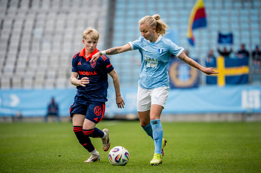 Djurgårdens Olivia Ulenius och Malmö FFs Nathalie Hoff