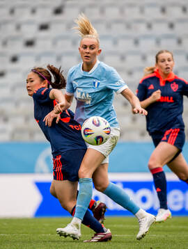 Malmö FFs Beatrice Persson och Djurgårdens Urara Watanabe