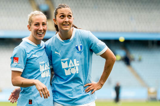 Malmö FFs Mia Persson och Isabella D'Aquila jublar