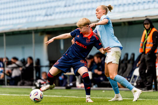 Djurgårdens Olivia Ulenius och Malmö FFs Beatrice Persson