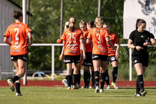 Kristianstads Beata Olsson (skymd) jublar med lagkamraterna