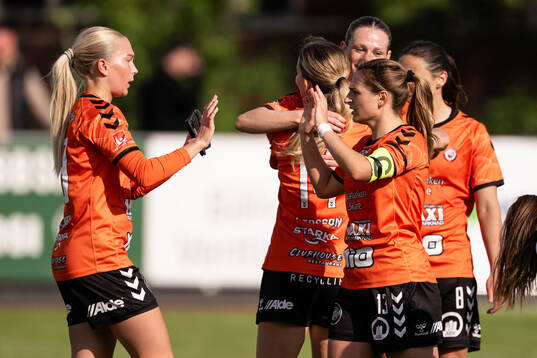 Kristianstads Beata Olsson och Emma Petrovic jublar