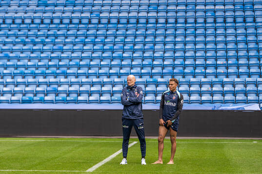 Head coach Ståle Solbakken and Antonio Nusa of the