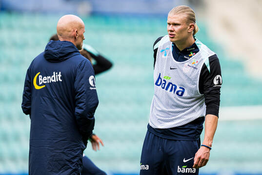 Head coach Ståle Solbakken and Erling Braut Haaland of the
