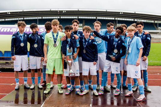 Malmö FFs spelare tar emot silverpokalen
