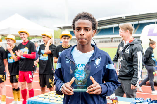 Malmö FFs Sakariya Osman tar emot pris