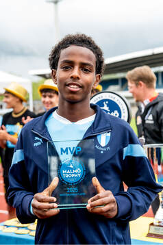 Malmö FFs Sakariya Osman tar emot pris