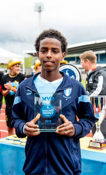 Malmö FFs Sakariya Osman tar emot pris