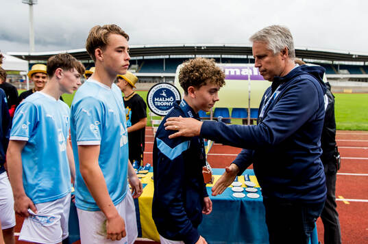 Malmö FFs spelare tar emot silvermedaljer av Per Ågren